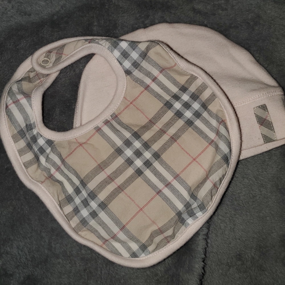 Burberry Baby bib and beenie